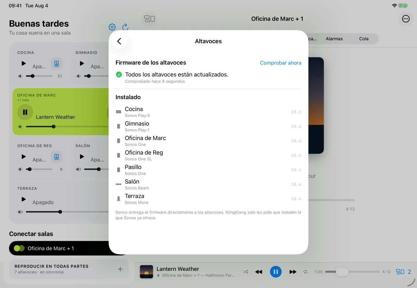 Una lista de altavoces con la versión de software que usa cada uno, y una marca verde que indica que todos los altavoces están al día