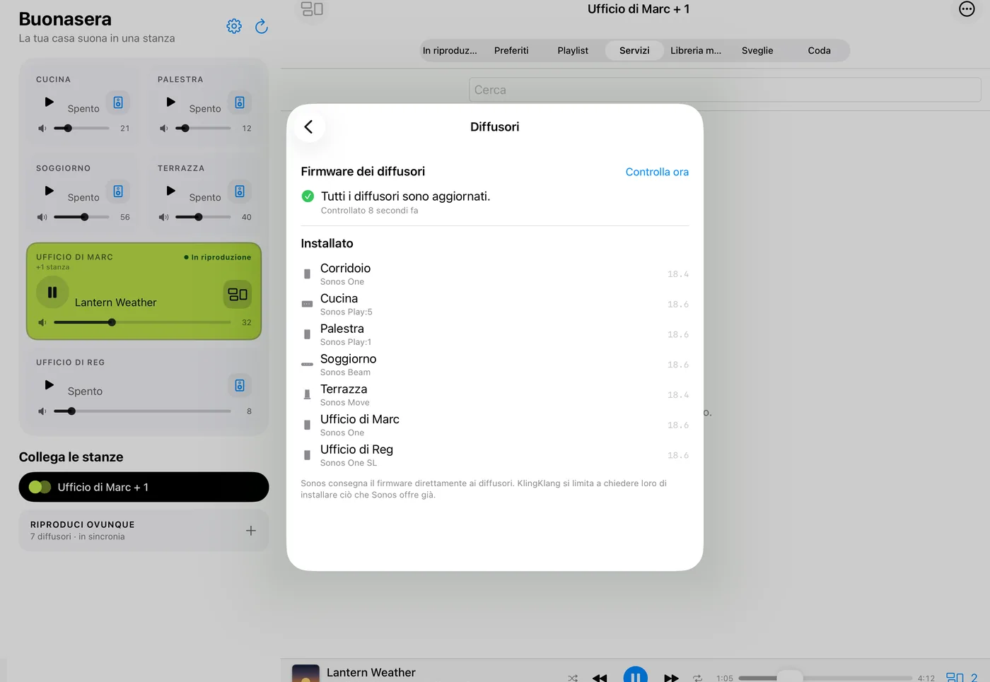 Un elenco di diffusori con la versione software installata su ciascuno e un segno di spunta verde che indica che tutti i diffusori sono aggiornati